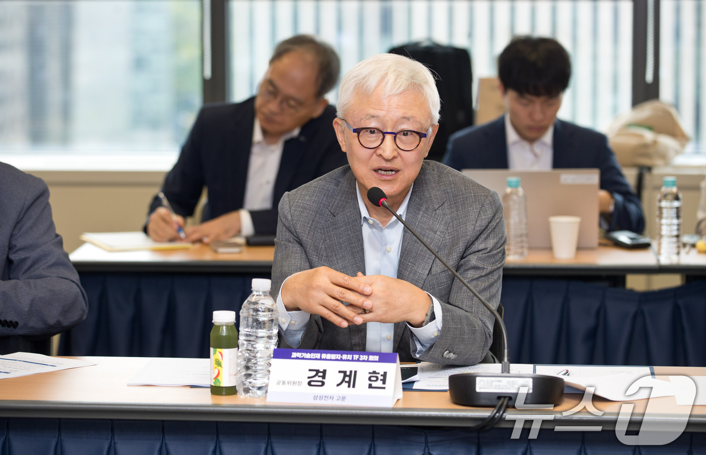 (서울=뉴스1) = 경계현 삼성전자 고문(공동위원장)이 19일 서울 종로구 광화문교보빌딩 국가과학기술자문회의 대회의실에서 열린 '제3차 과학기술인재 유출방지 및 유치 TF 회의'에 …