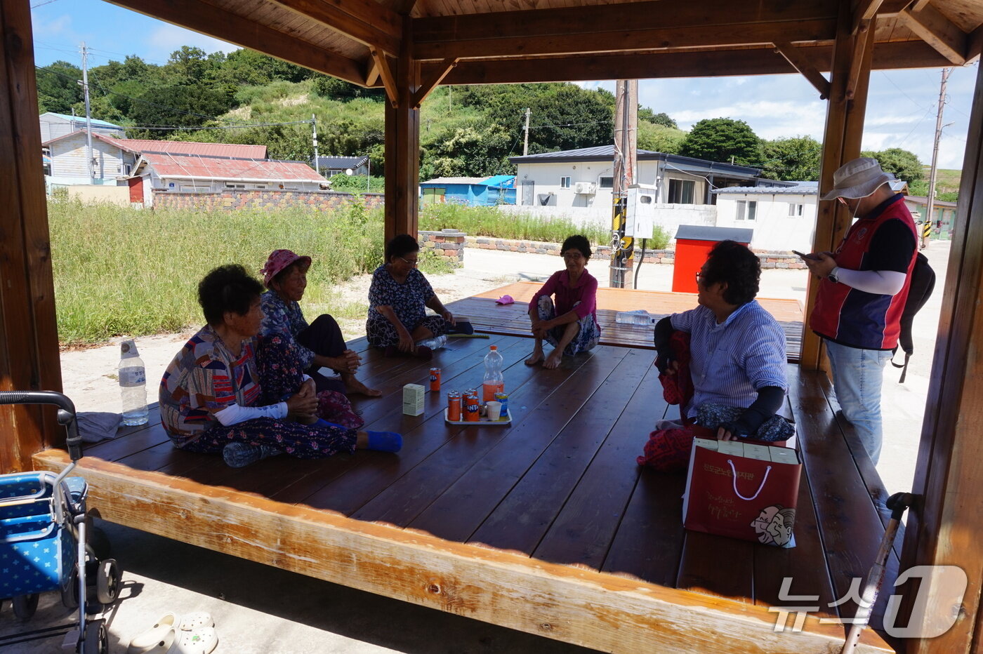 본문 이미지 - 대육마을 주민들이 마을 앞 정자에 모여 &#39;시할어머니한테서 들었다&#39;는 동네 전설을 이야기하고 있다.2025.9.19/뉴스1 ⓒ News1 조영석 기자 