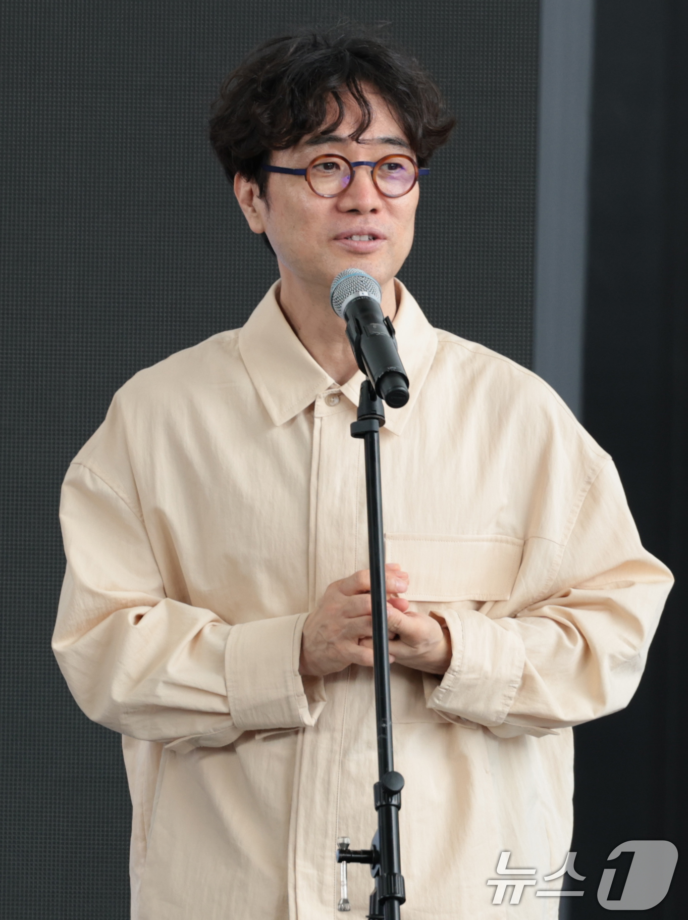 (부산=뉴스1) 권현진 기자 = 만규동 감독이 19일 오후 부산광역시 우동 영화의 전당에서 열린 '제30회 부산국제영화제(BIFF)' 영화 ‘파과:인터내셔널 컷’ 야외무대인사에서 …