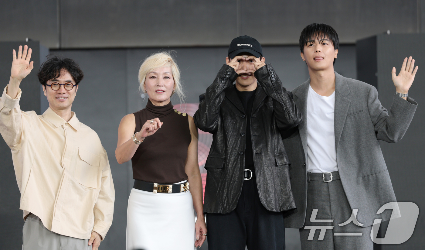 (부산=뉴스1) 권현진 기자 = 민규동 감독(왼쪽부터)과 배우 이혜영, 김성철, 연우진이 19일 오후 부산광역시 우동 영화의 전당에서 열린 '제30회 부산국제영화제(BIFF)' 영 …