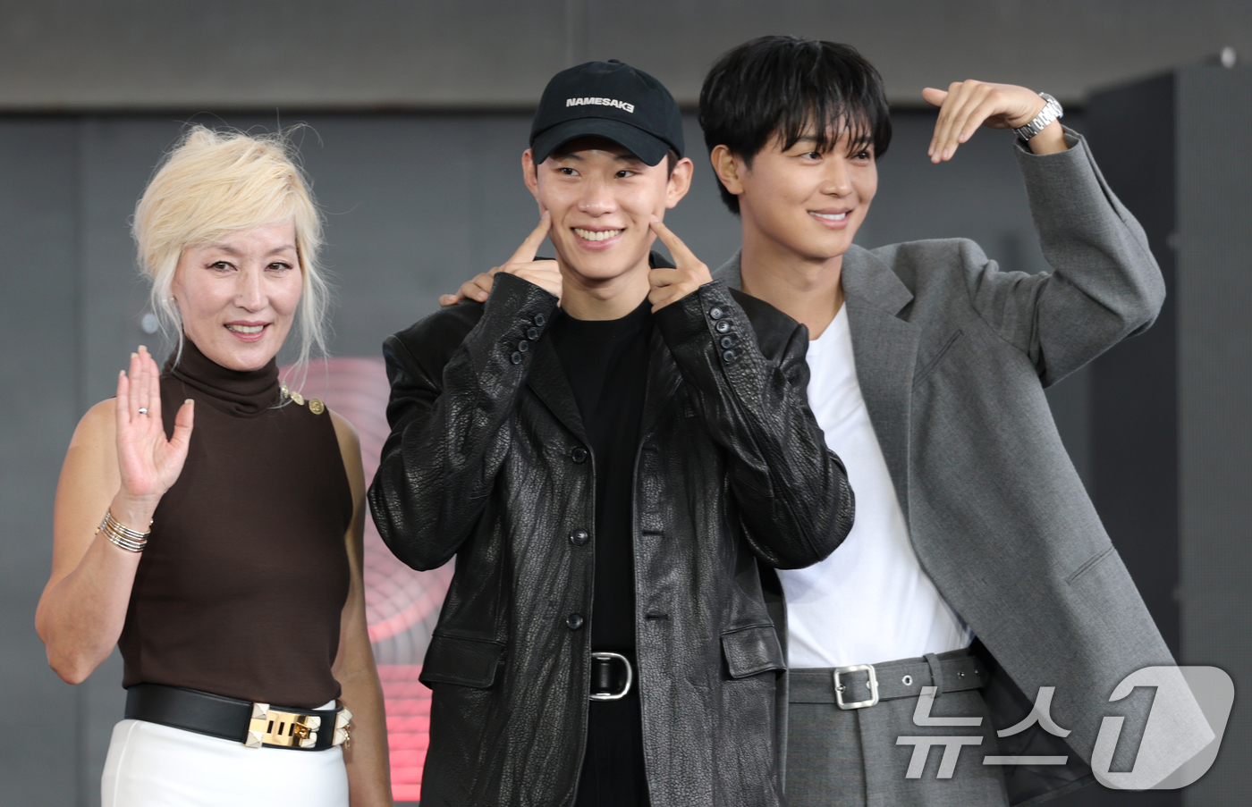 (부산=뉴스1) 권현진 기자 = 배우 이혜영(왼쪽부터)과 김성철, 연우진이 19일 오후 부산광역시 우동 영화의 전당에서 열린 '제30회 부산국제영화제(BIFF)' 영화 ‘파과:인터 …