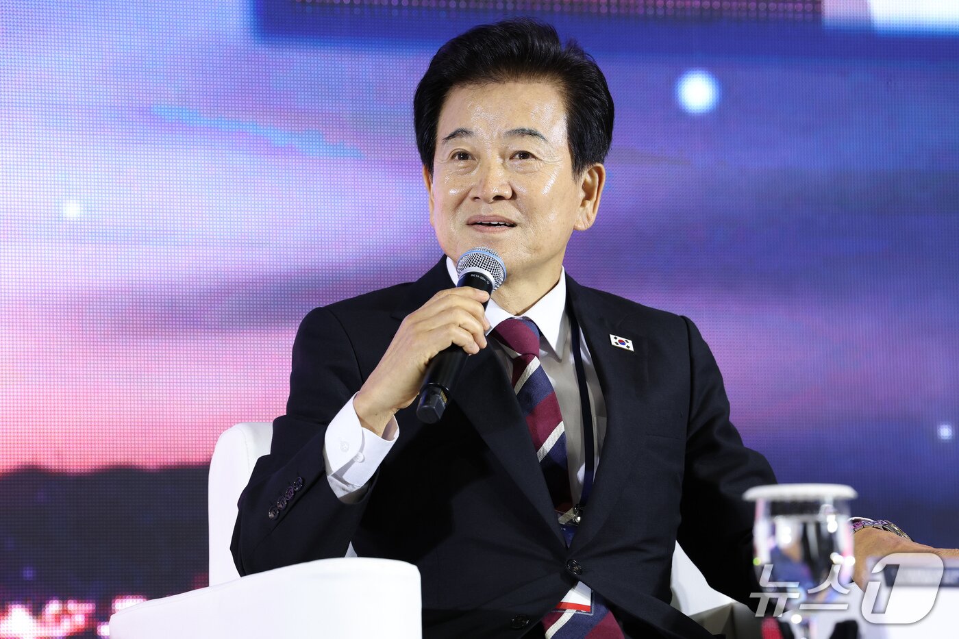 본문 이미지 - 통일부와 경기도, 민주정부 한반도평화 계승발전협의회는 19일 파주 캠프그리브스에서 9·19 평양공동선언 7주년을 맞아 한반도 평화의 의미를 되새기는 자리를 마련했다. 특별토론에 참석한 정동영 통일부 장관.&#40;통일부 제공&#41;.