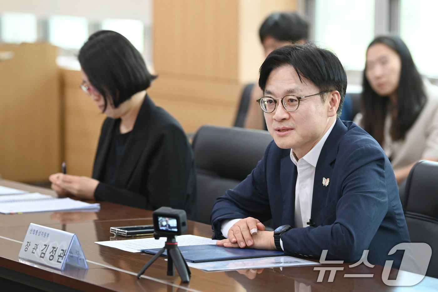 (서울=뉴스1) = 김정관 산업통상자원부 장관이 19일 울산 남구 석유화학산업단지에서 열린 '울산 석유화학기업 사업재편 간담회'를 주재하고 있다. (산업통상자원부 제공. 재판매 및 …