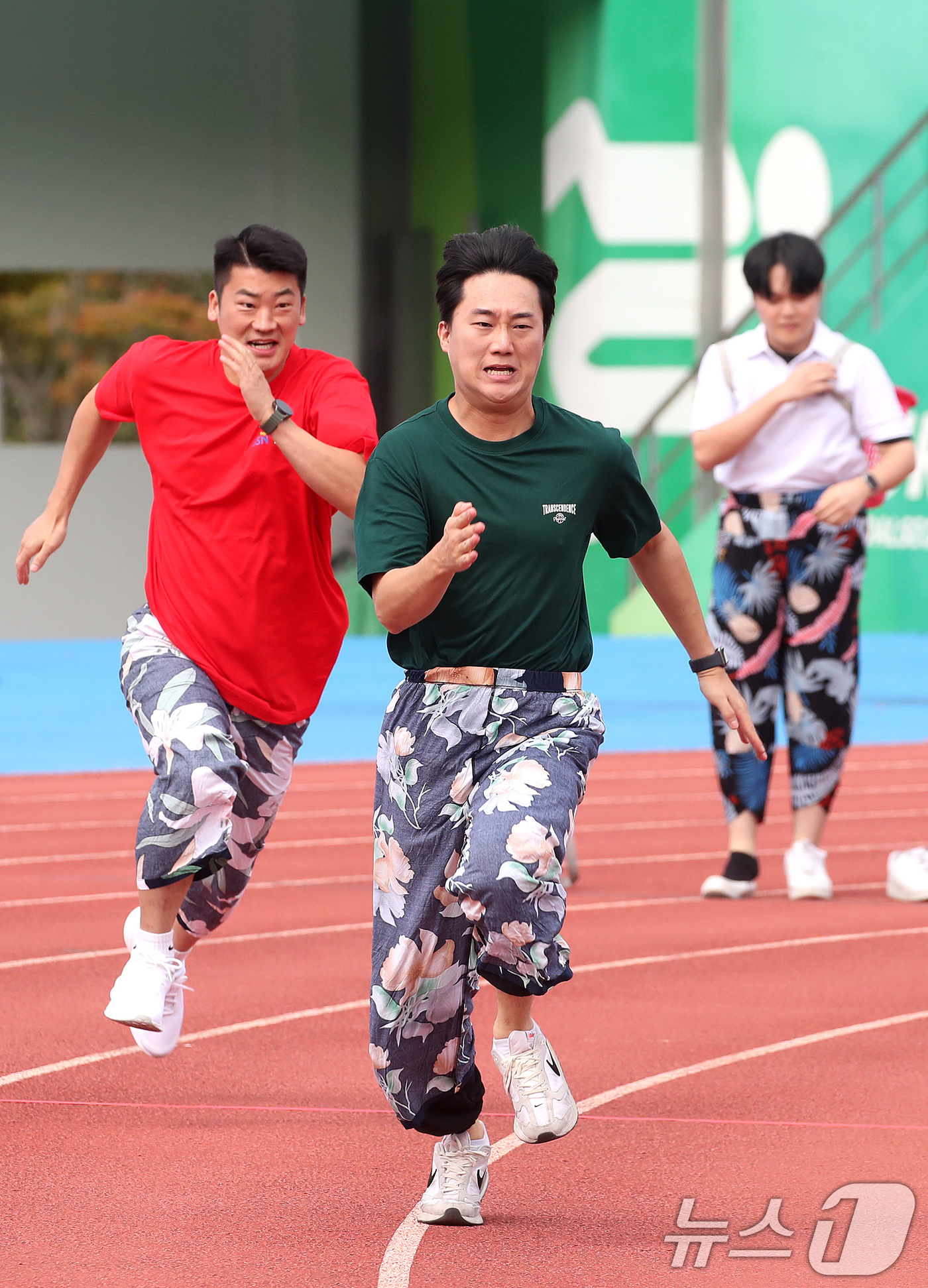 (대구=뉴스1) 공정식 기자 = 19일 오전 대구 달성군 현풍읍 달성종합스포츠파크에서 열린 '대구사회복지종사자 복지큰마당' 행사 중 미션 계주에 출전한 선수들이 일바지(고무줄 통바 …