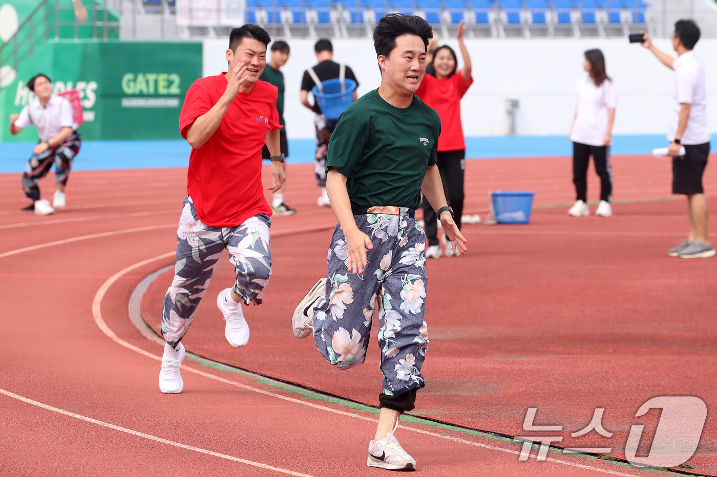 (대구=뉴스1) 공정식 기자 = 19일 오전 대구 달성군 현풍읍 달성종합스포츠파크에서 열린 '대구사회복지종사자 복지큰마당' 행사 중 미션 계주에 출전한 선수들이 일바지(고무줄 통바 …