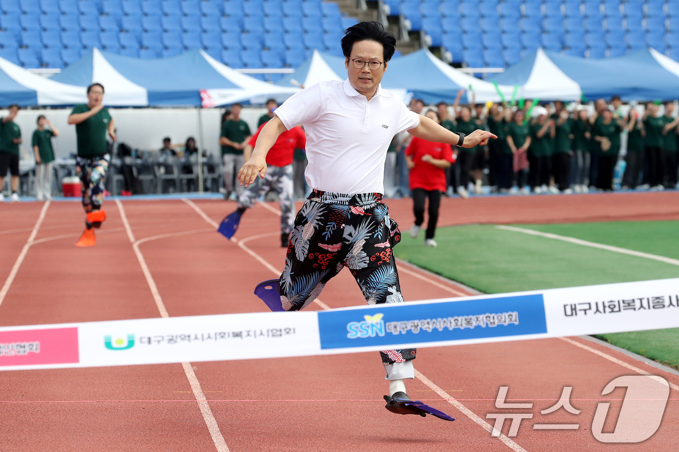 (대구=뉴스1) 공정식 기자 = 19일 오전 대구 달성군 현풍읍 달성종합스포츠파크에서 열린 '대구사회복지종사자 복지큰마당' 행사 중 미션 계주에 출전한 선수들이 일바지(고무줄 통바 …