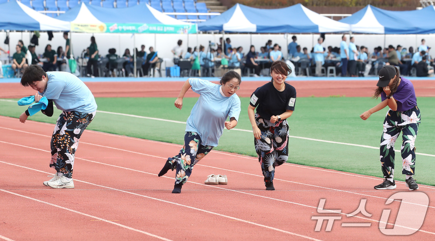 (대구=뉴스1) 공정식 기자 = 19일 오전 대구 달성군 현풍읍 달성종합스포츠파크에서 열린 '대구사회복지종사자 복지큰마당' 행사 중 미션 계주에 출전한 선수들이 일바지(고무줄 통바 …