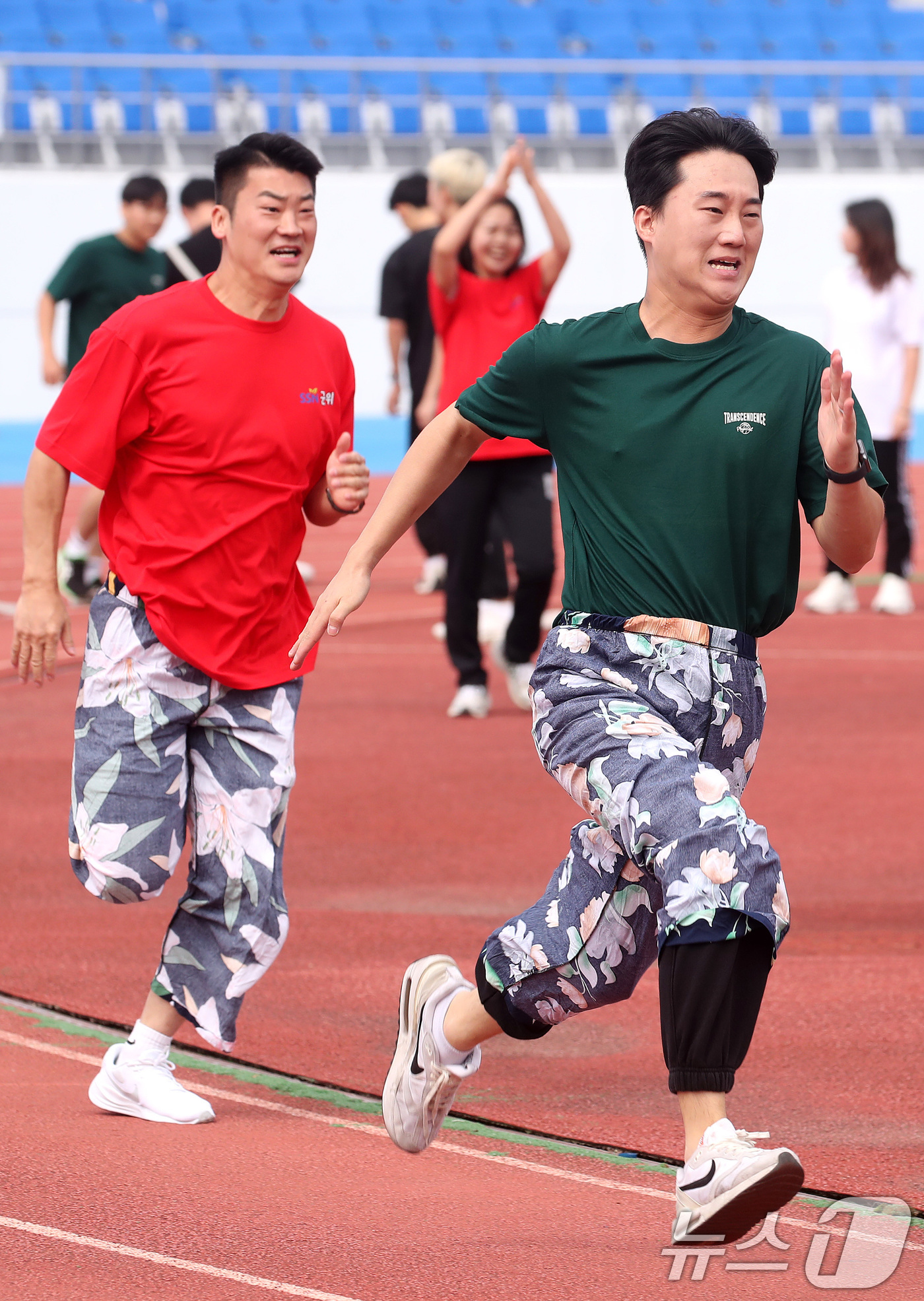 (대구=뉴스1) 공정식 기자 = 19일 오전 대구 달성군 현풍읍 달성종합스포츠파크에서 열린 '대구사회복지종사자 복지큰마당' 행사 중 미션 계주에 출전한 선수들이 일바지(고무줄 통바 …