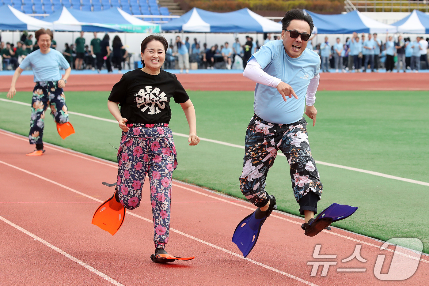 (대구=뉴스1) 공정식 기자 = 19일 오전 대구 달성군 현풍읍 달성종합스포츠파크에서 열린 '대구사회복지종사자 복지큰마당' 행사 중 미션 계주에 출전한 선수들이 일바지(고무줄 통바 …