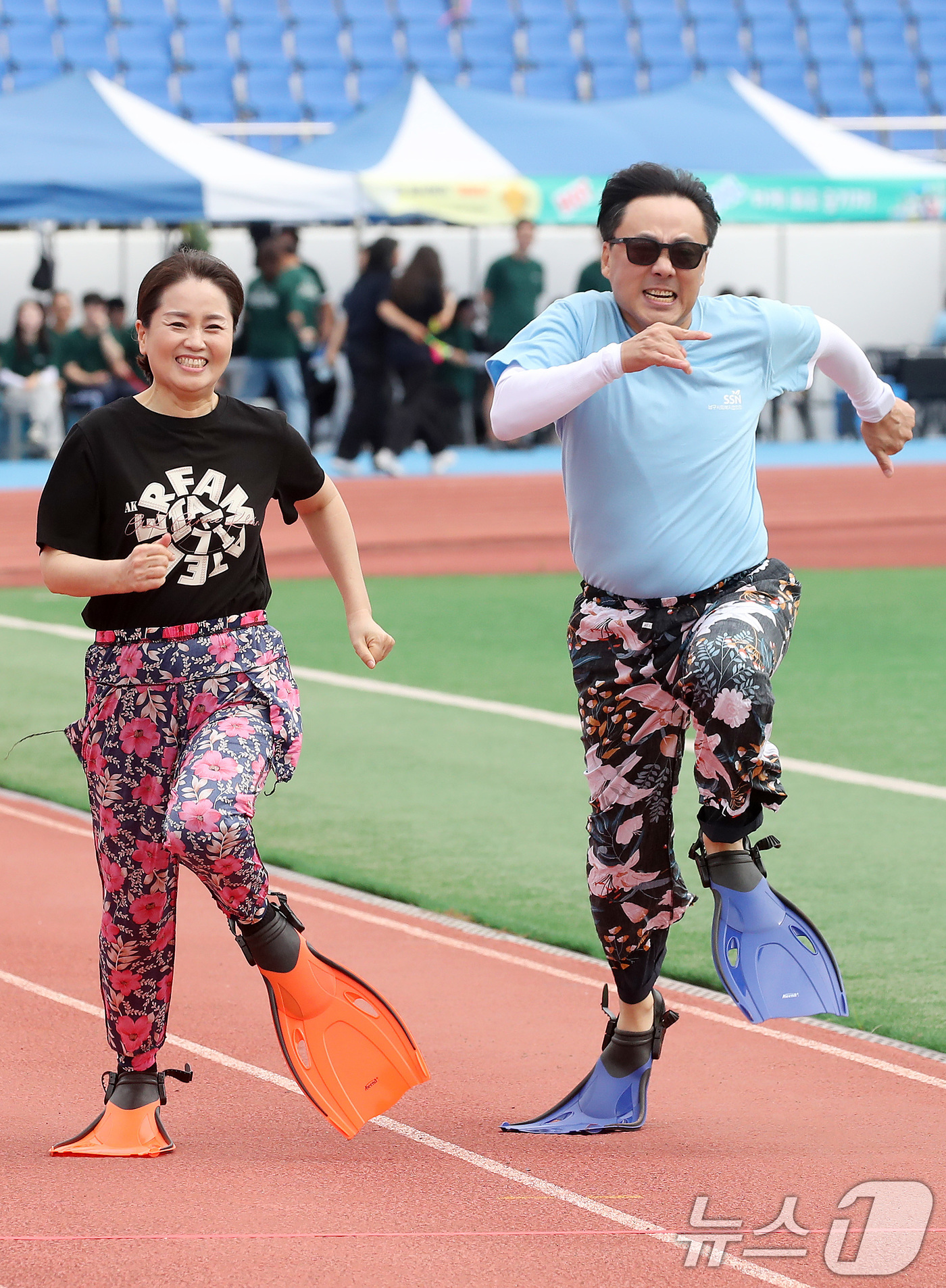 (대구=뉴스1) 공정식 기자 = 19일 오전 대구 달성군 현풍읍 달성종합스포츠파크에서 열린 '대구사회복지종사자 복지큰마당' 행사 중 미션 계주에 출전한 선수들이 일바지(고무줄 통바 …