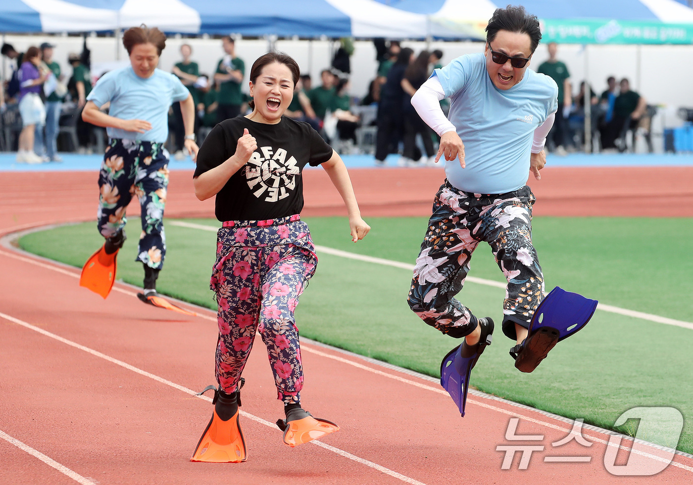 (대구=뉴스1) 공정식 기자 = 19일 오전 대구 달성군 현풍읍 달성종합스포츠파크에서 열린 '대구사회복지종사자 복지큰마당' 행사 중 미션 계주에 출전한 선수들이 일바지(고무줄 통바 …