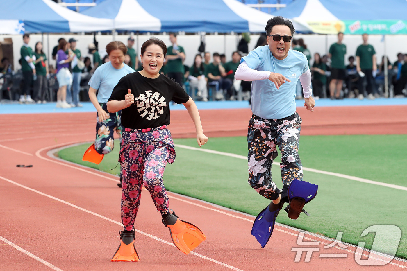 (대구=뉴스1) 공정식 기자 = 19일 오전 대구 달성군 현풍읍 달성종합스포츠파크에서 열린 '대구사회복지종사자 복지큰마당' 행사 중 미션 계주에 출전한 선수들이 일바지(고무줄 통바 …