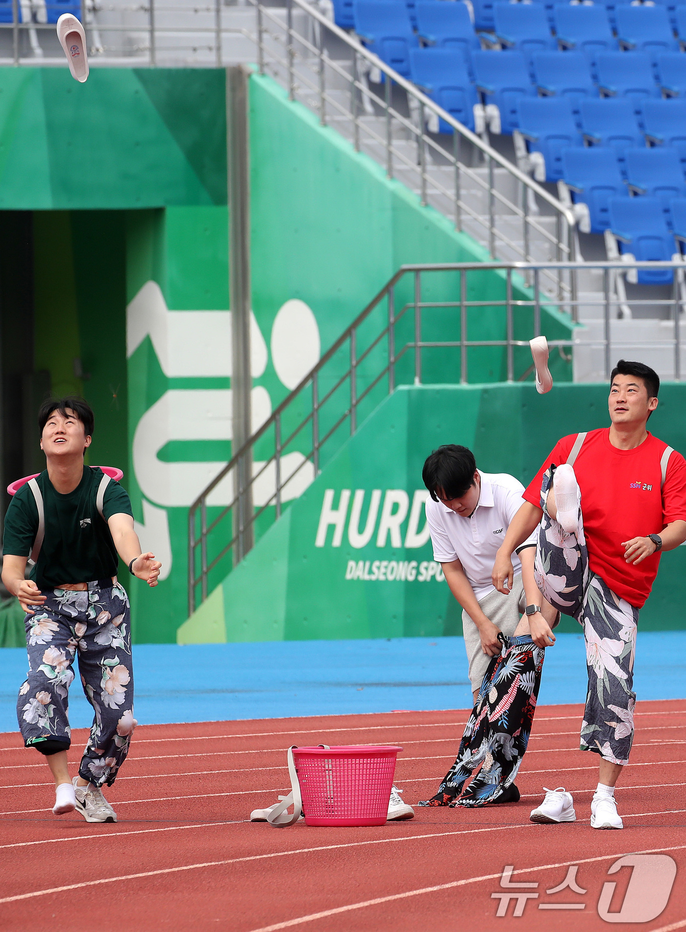 (대구=뉴스1) 공정식 기자 = 19일 오전 대구 달성군 현풍읍 달성종합스포츠파크에서 열린 '대구사회복지종사자 복지큰마당' 행사 중 미션 계주에 출전한 선수들이 일바지(고무줄 통바 …