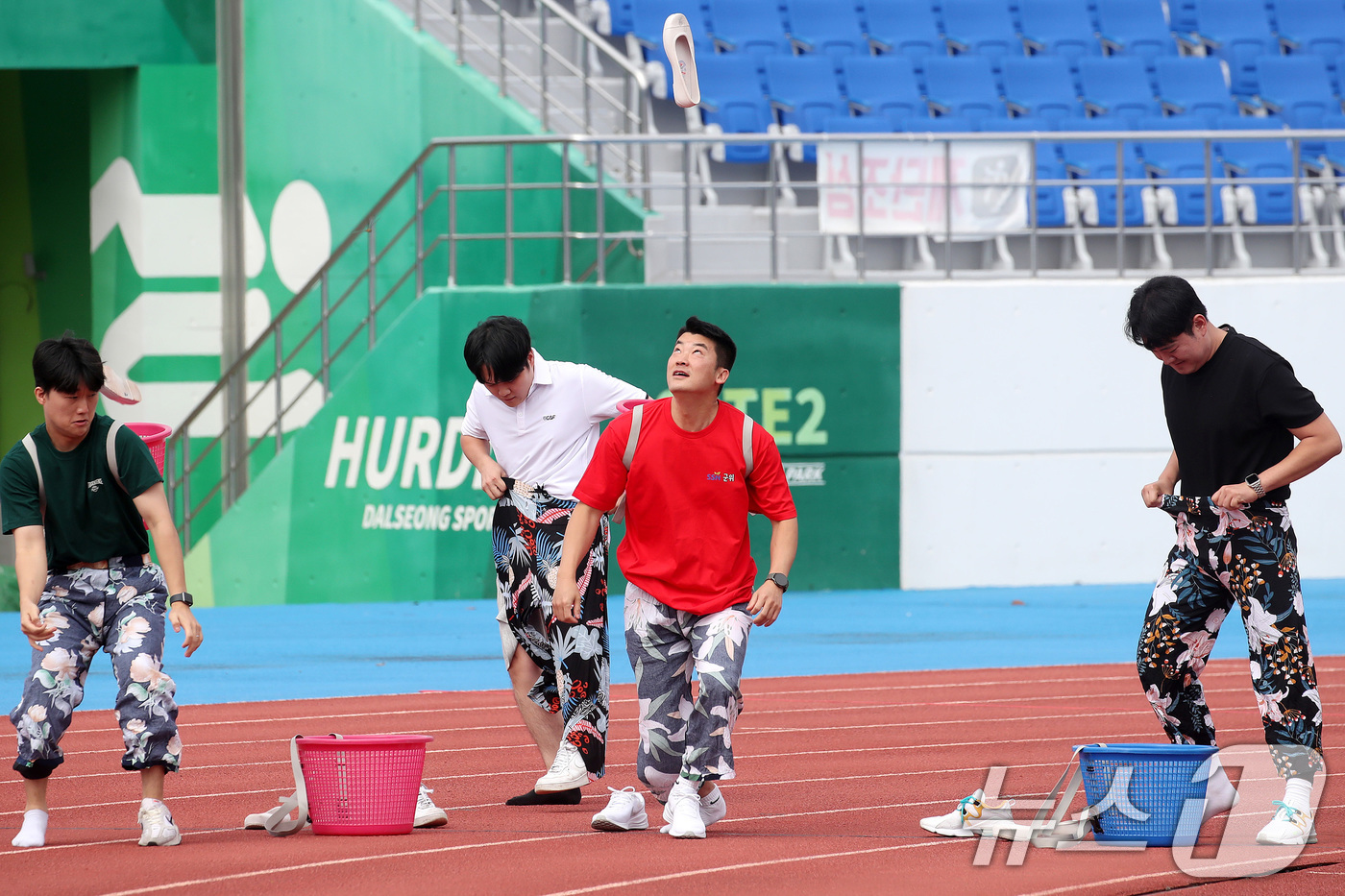 (대구=뉴스1) 공정식 기자 = 19일 오전 대구 달성군 현풍읍 달성종합스포츠파크에서 열린 '대구사회복지종사자 복지큰마당' 행사 중 미션 계주에 출전한 선수들이 일바지(고무줄 통바 …