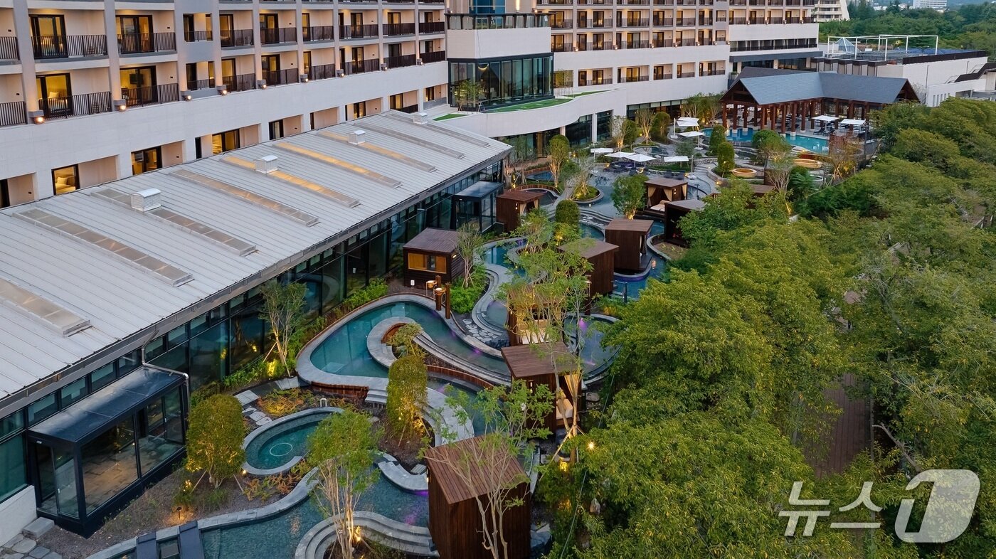 본문 이미지 - 웰니스 풀앤스파 실외(소노인터내셔널 제공)