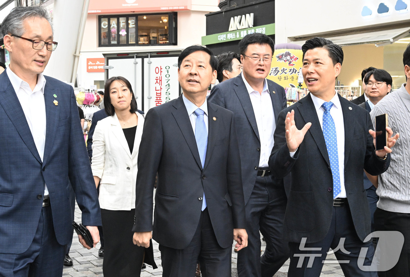 (서울=뉴스1) = 구윤철 경제부총리 겸 기획재정부 장관이 19일 대전시 중구 으능정리 거리를 방문해 지역 골목상권을 둘러보고 있다. (기획재정부 제공. 재판매 및 DB 금지) 2 …