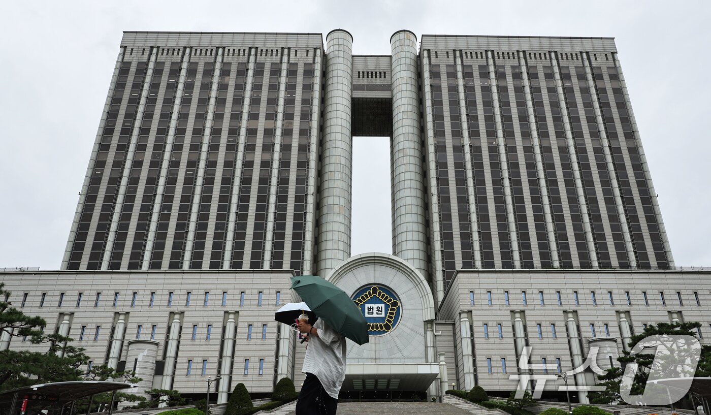 본문 이미지 - 19일 서울 서초구 서울중앙지방법원의 모습. 윤석열 전 대통령은 이날 중앙지법에서 열린 ‘내란 우두머리 혐의’ 재판에 10회 연속 불출석했다. 2025.9.19/뉴스1 ⓒ News1 장수영 기자
