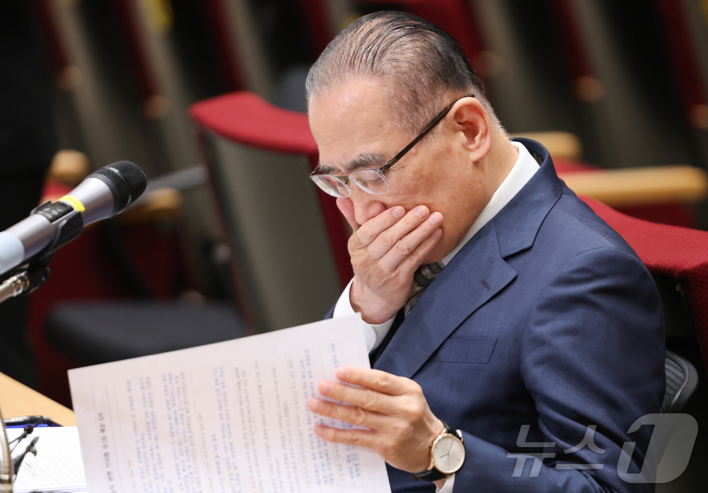 (서울=뉴스1) 허경 기자 = 위성락 국가안보실장이 19일 서울 용산 대통령실 청사에서 열린 대통령 UN총회 순방일정 관련 기자간담회에서 자료를 보고 있다. 2025.9.19/뉴스 …