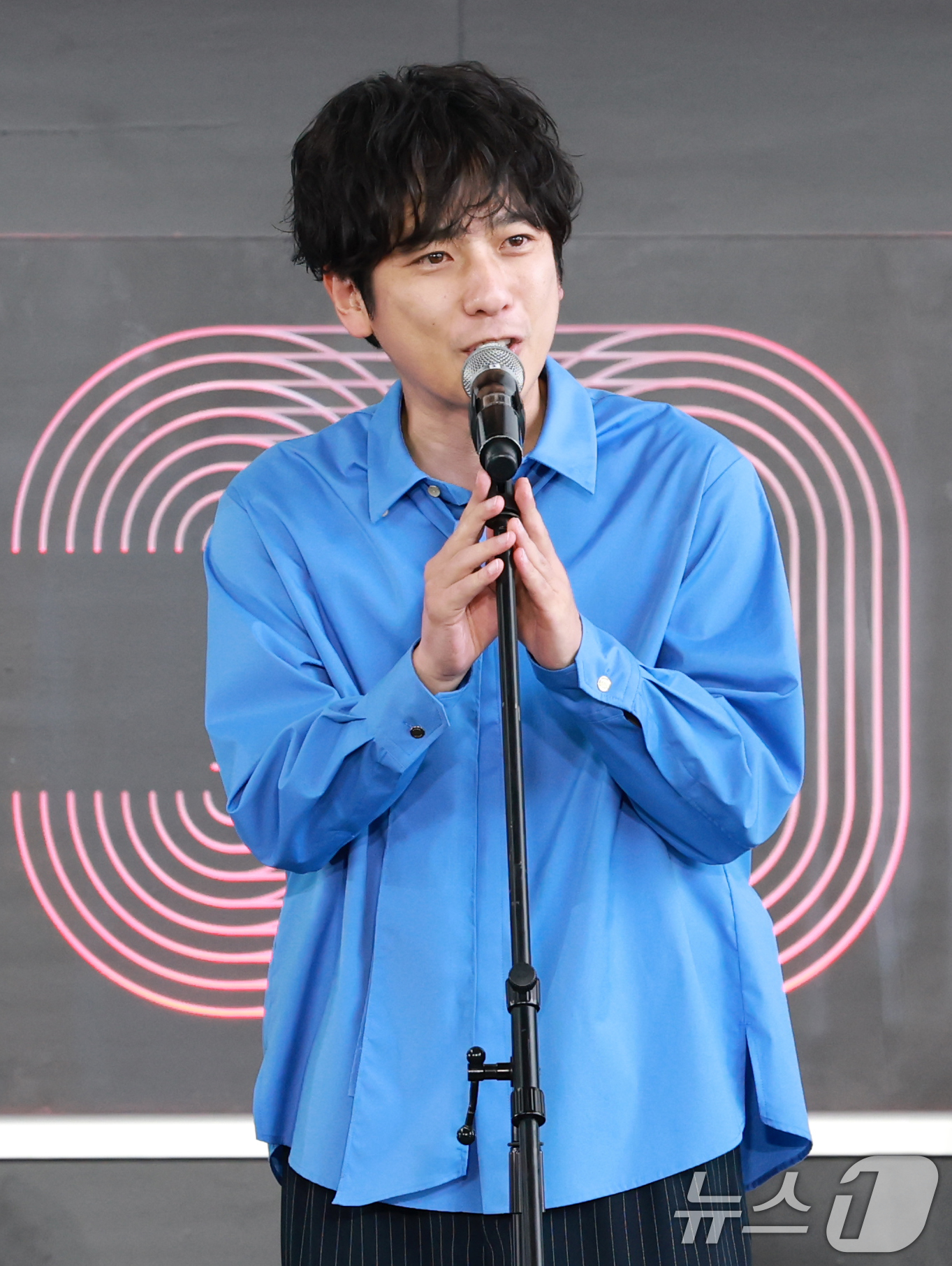 (부산=뉴스1) 권현진 기자 = 배우 니노미야 카즈나리가 19일 오후 부산광역시 해운대구 영화의 전당에서 열린 '제30회 부산국제영화제(BIFF)' 영화 '8번 출구' 야외무대인사 …