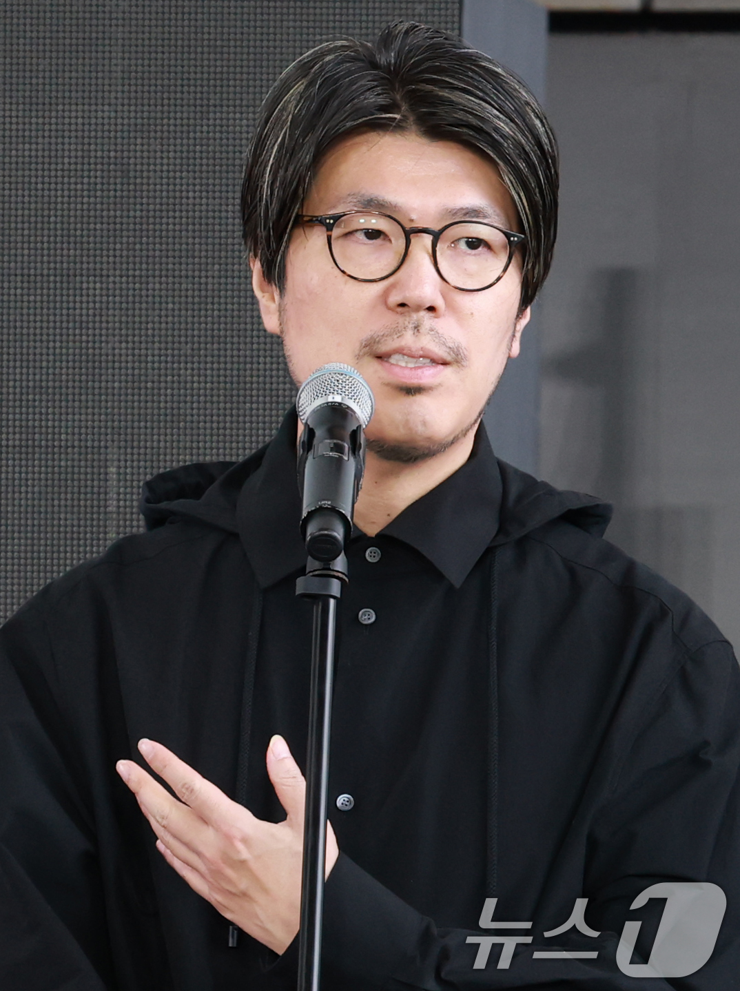 (부산=뉴스1) 권현진 기자 = 카와무라 겐키 감독이 19일 오후 부산광역시 해운대구 영화의 전당에서 열린 '제30회 부산국제영화제(BIFF)' 영화 '8번 출구' 야외무대인사에 …