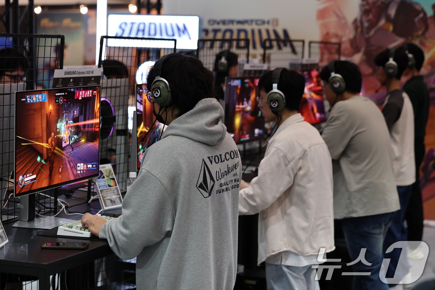 본문 이미지 - 19일 서울 중구 동대문디자인플라자&#40;DDP&#41;에서 열린 &#39;엔터테크 서울 2025&#39;에서 관람객이 게임을 하고 있다. 2025.9.19/뉴스1 ⓒ News1 황기선 기자
