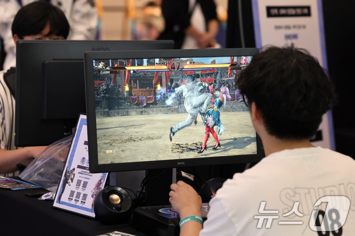 본문 이미지 - 19일 서울 중구 동대문디자인플라자&#40;DDP&#41;에서 열린 &#39;엔터테크 서울 2025&#39;에서 관람객이 게임을 하고 있다. 2025.9.19/뉴스1 ⓒ News1 황기선 기자