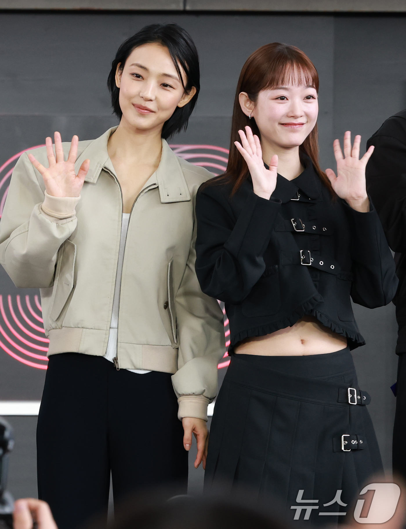 (부산=뉴스1) 권현진 기자 = 배우 전소니와 이유미(오른쪽)가 19일 오후 부산광역시 우동 영화의 전당에서 열린 '제30회 부산국제영화제(BIFF)' 넷플릭스 ’당신이 죽였다‘ …