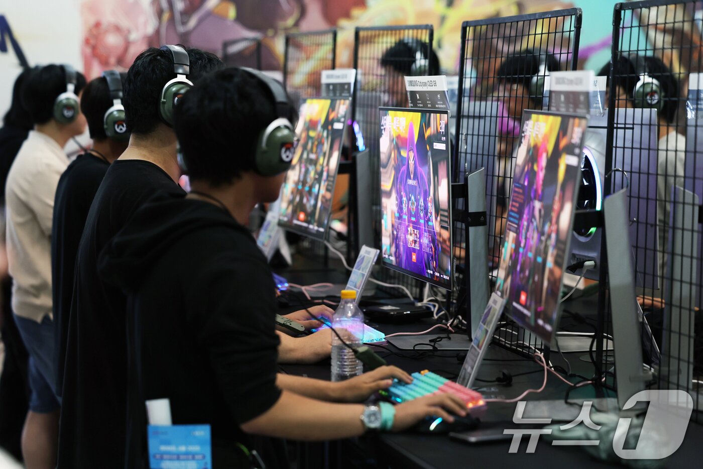 본문 이미지 - 19일 서울 중구 동대문디자인플라자&#40;DDP&#41;에서 열린 &#39;엔터테크 서울 2025&#39;에서 관람객이 게임을 하고 있다. 2025.9.19/뉴스1 ⓒ News1 황기선 기자