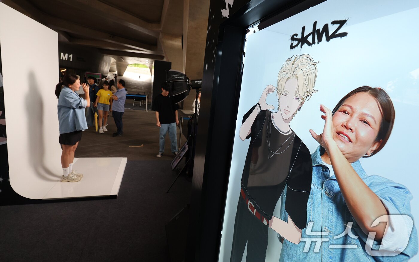 본문 이미지 - 19일 서울 중구 동대문디자인플라자&#40;DDP&#41;에서 열린 &#39;엔터테크 서울 2025&#39;에서 외국인 관람객이 &#39;K-버추얼 아이돌&#39; 스킨즈와 홀로그램 라이브 포토를 촬영하고 있다.  2025.9.19/뉴스1 ⓒ News1 황기선 기자