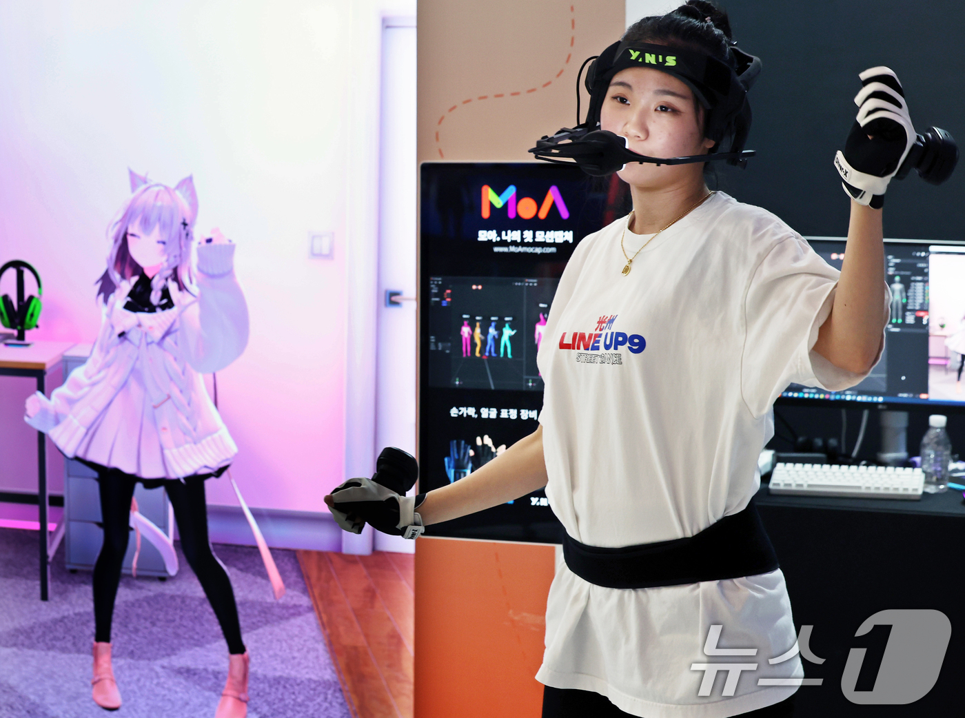 (서울=뉴스1) = 19일 서울 중구 동대문디자인플라자(DDP)에서 열린 '엔터테크 서울 2025'에서 부스 관계자가 모션캡쳐를 선보이고 있다.이날부터 오는 21일까지 열리는 이번 …