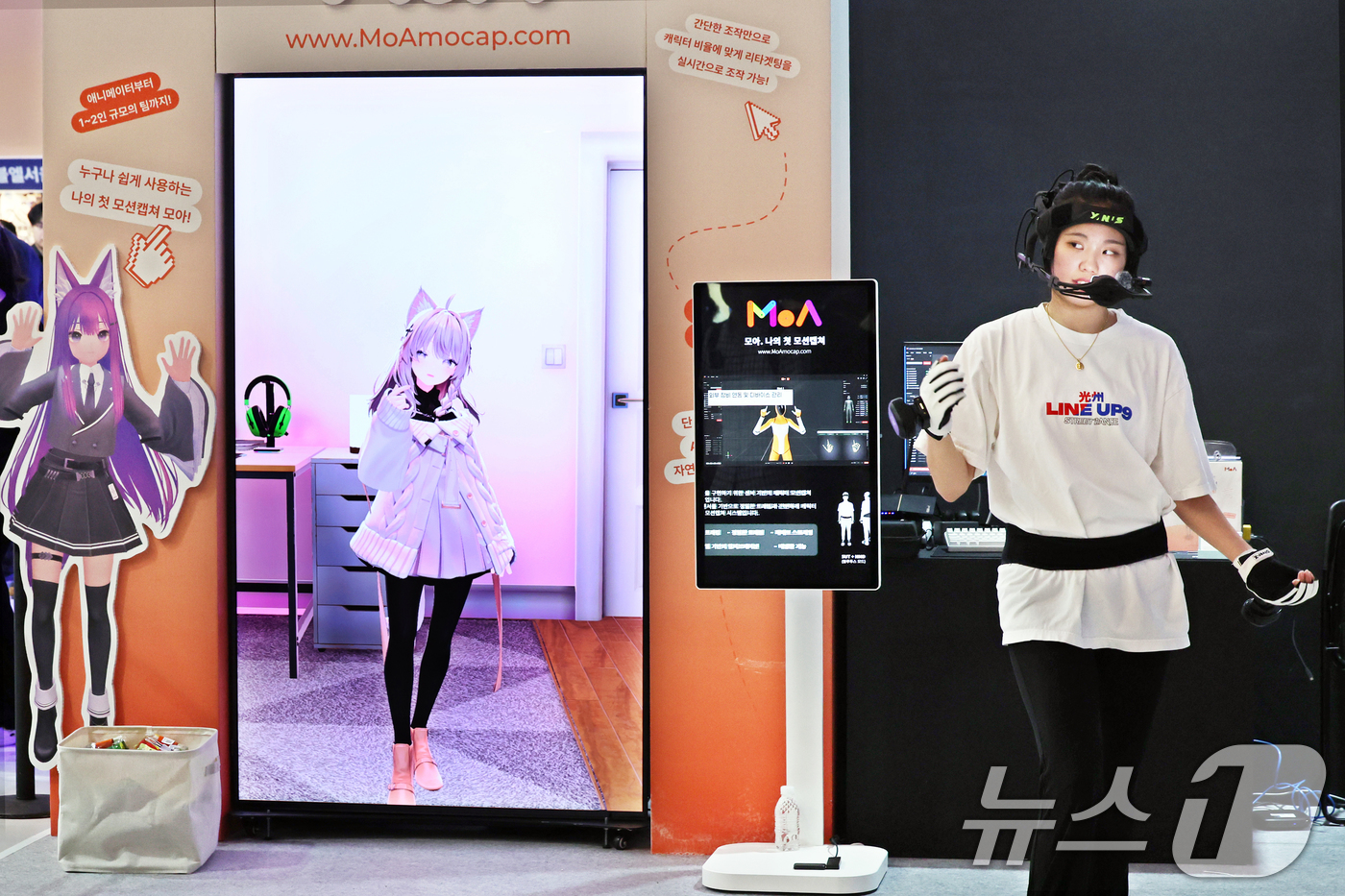 (서울=뉴스1) = 19일 서울 중구 동대문디자인플라자(DDP)에서 열린 '엔터테크 서울 2025'에서 부스 관계자가 모션캡쳐를 선보이고 있다.이날부터 오는 21일까지 열리는 이번 …