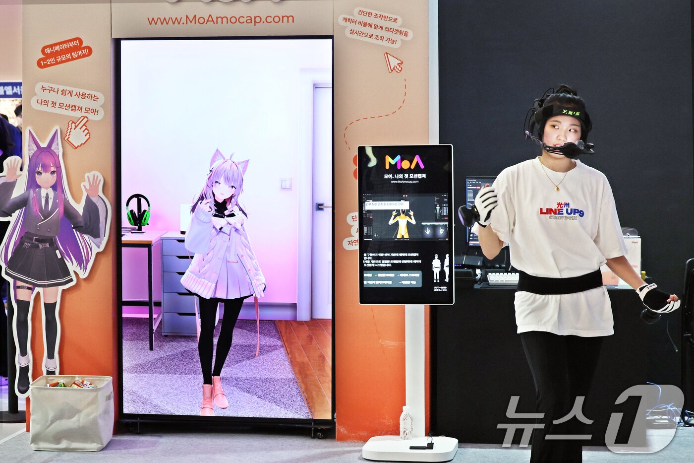 본문 이미지 - 19일 서울 중구 동대문디자인플라자&#40;DDP&#41;에서 열린 &#39;엔터테크 서울 2025&#39;에서 부스 관계자가 모션캡쳐를 선보이고 있다. 2025.9.19/뉴스1