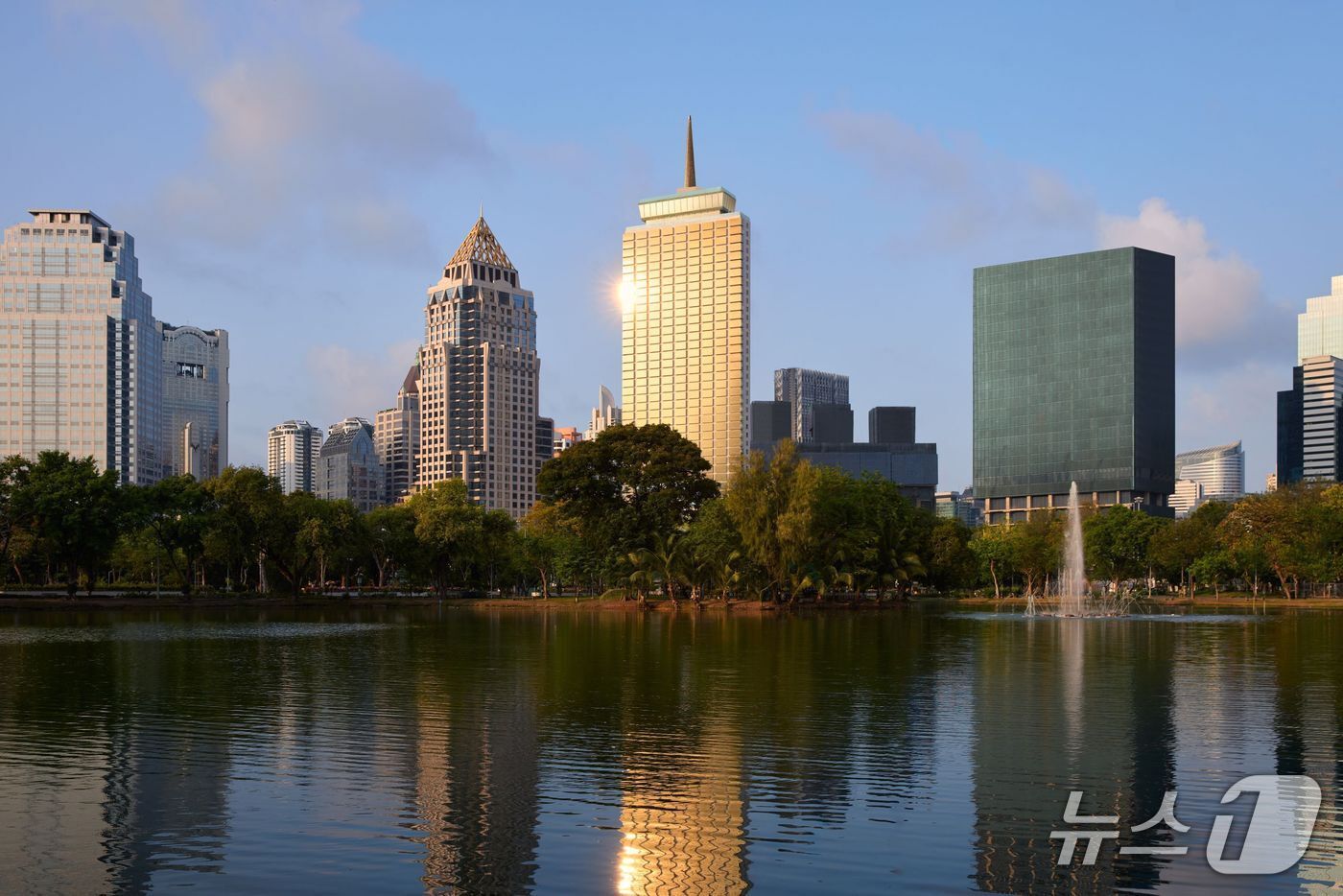 본문 이미지 - 두짓타니방콕은 룸피니 공원과 맞닿아 있어 전 세계 러너들에게 인기 있는 호텔이다.(두짓타니방콕 제공)
