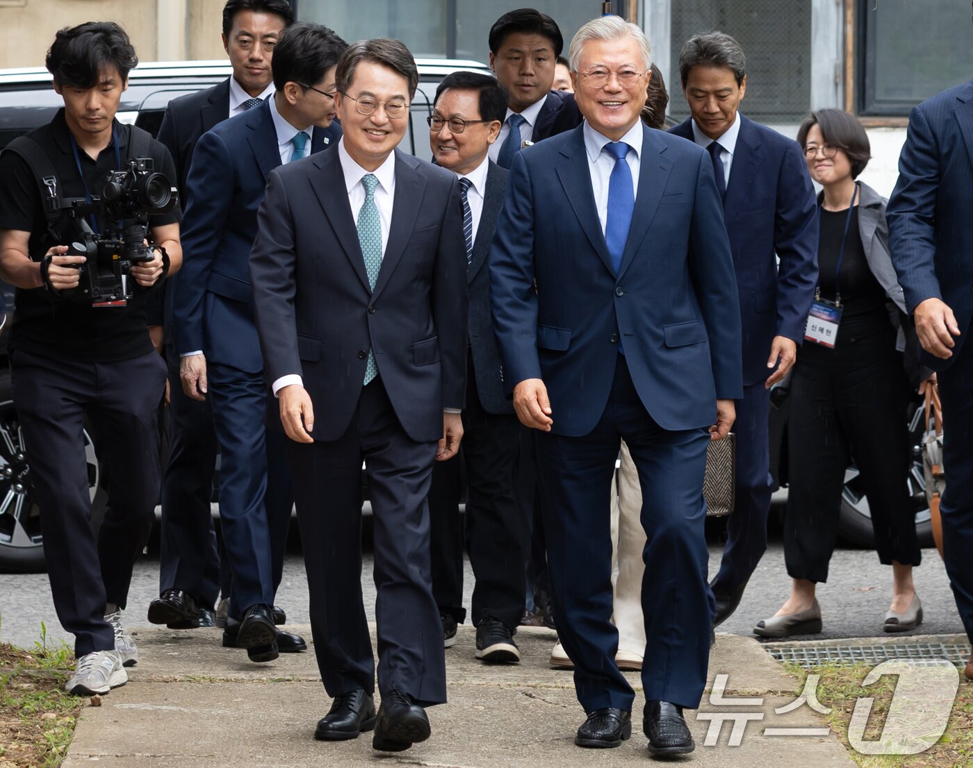 본문 이미지 - 문재인 전 대통령과 김동연 경기도지사가 19일 경기 파주시 캠프 그리브스에서 열린 9.19 평양공동선언 7주년 기념식에 참석하기 위해 들어서고 있다. &#40;통일부 제공. 재판매 및 DB 금지&#41; 2025.9.19/뉴스1