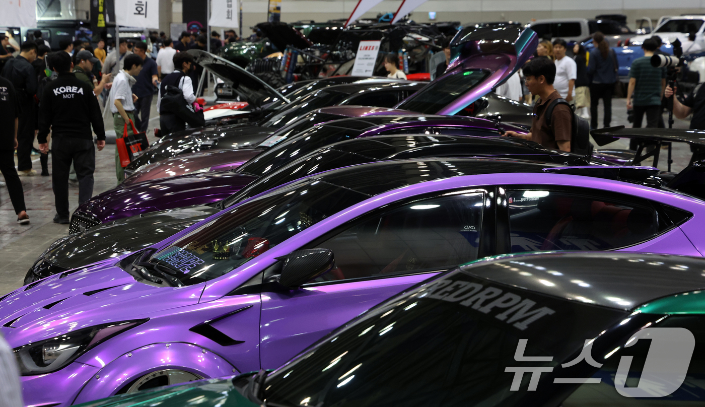 (고양=뉴스1) 김명섭 기자 = 19일 경기도 고양시 킨텍스 제2전시장에서 열린 오토살롱테크코리아 2025에서 관람객들이 차량들을 살펴보고 있다.이번 전시회는 오는 21일까지 3일 …
