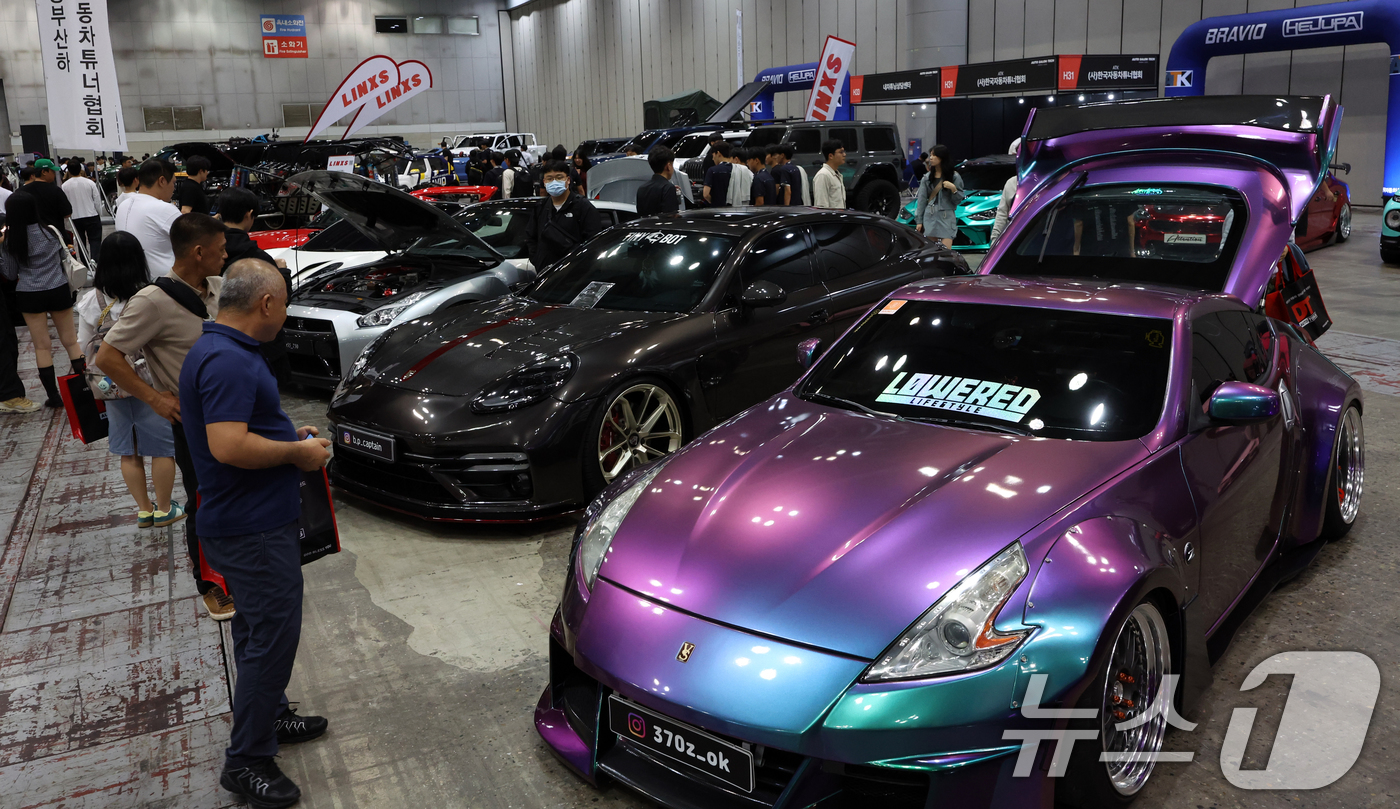 (고양=뉴스1) 김명섭 기자 = 19일 경기도 고양시 킨텍스 제2전시장에서 열린 오토살롱테크코리아 2025에서 관람객들이 차량들을 살펴보고 있다.이번 전시회는 오는 21일까지 3일 …
