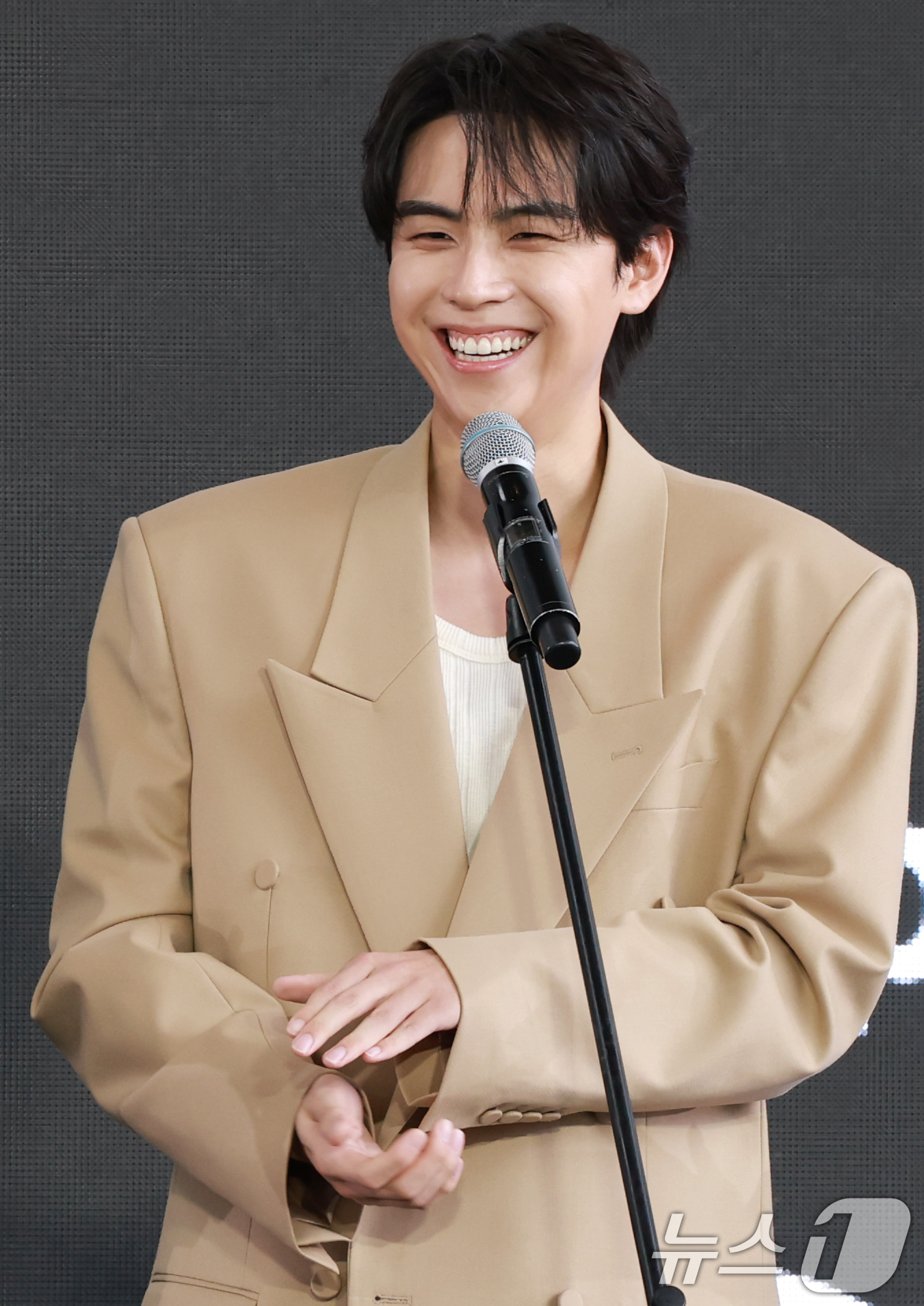 (부산=뉴스1) 권현진 기자 = 배우 김도훈이 19일 오후 부산광역시 해운대구 영화의 전당에서 열린 '제30회 부산국제영화제(BIFF)' '친애하는 x' 야외무대인사에 참석해 관객 …