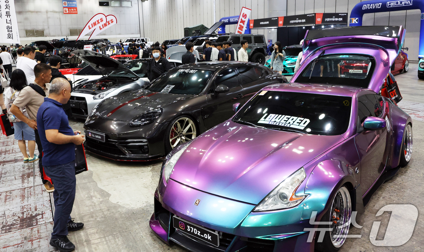 (고양=뉴스1) 김명섭 기자 = 19일 경기도 고양시 킨텍스 제2전시장에서 열린 오토살롱테크코리아 2025에서 관람객들이 차량들을 살펴보고 있다.이번 전시회는 오는 21일까지 3일 …