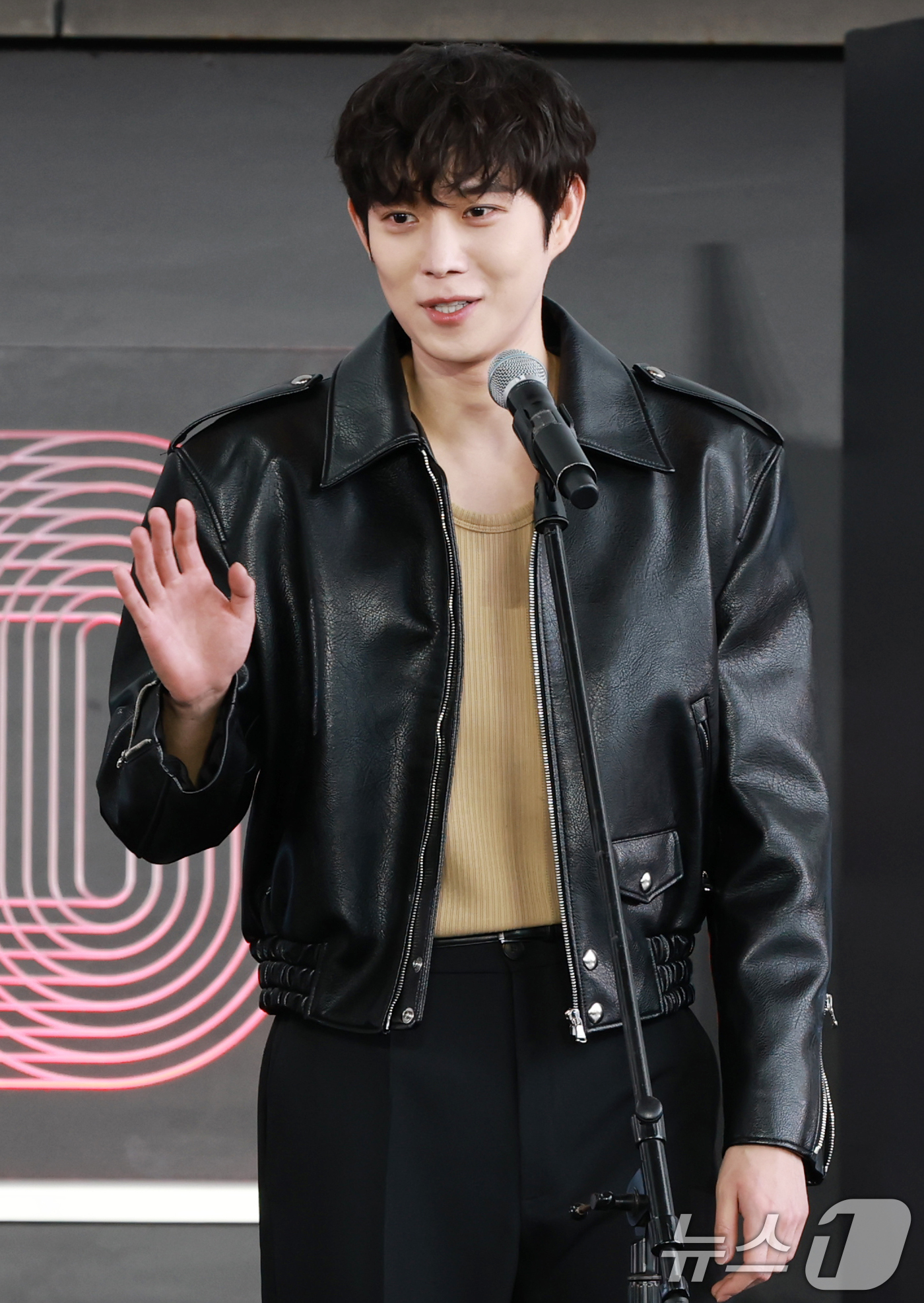 (부산=뉴스1) 권현진 기자 = 배우 김영대가 19일 오후 부산광역시 해운대구 영화의 전당에서 열린 '제30회 부산국제영화제(BIFF)' '친애하는 x' 야외무대인사에 참석해 관객 …