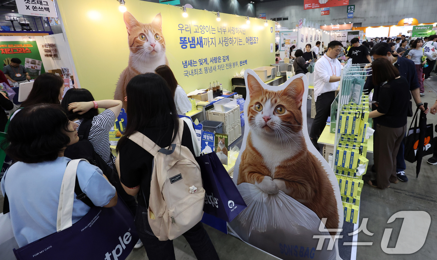 (고양=뉴스1) 김명섭 기자 = 19일 경기도 고양시 킨텍스 제2전시장에서 열린 고양이 산업 전문 박람회 '궁디팡팡 캣페스타'에서 관람객들이 다양한 고양이 관련 제품을 살펴보고 있 …