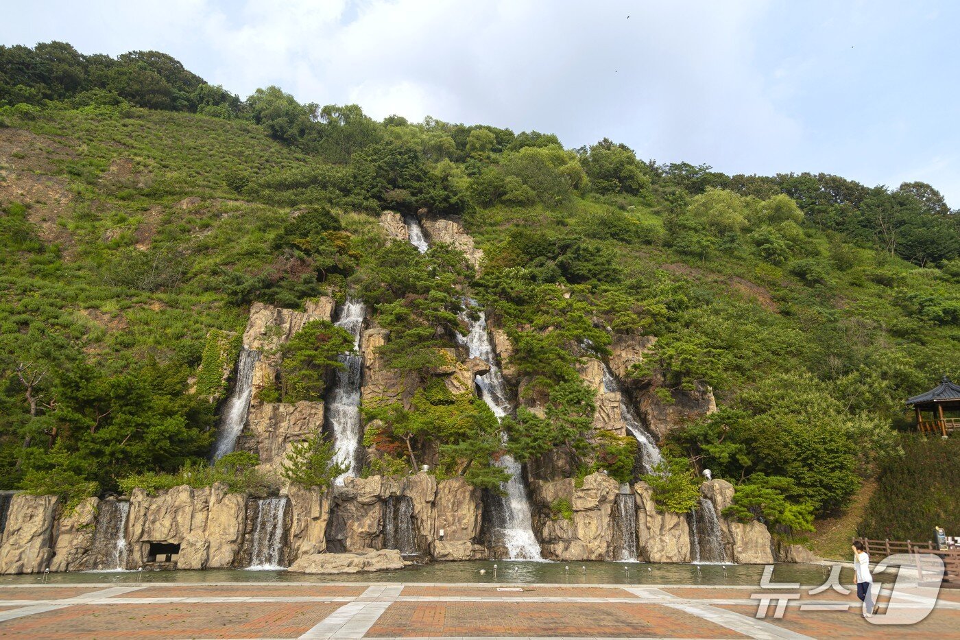 본문 이미지 - 채석장을 활용한 자연 친화 공원 '안양 병목안시민공원'.(경기관광공사 제공. 재판매 및 DB금지)/뉴스1
