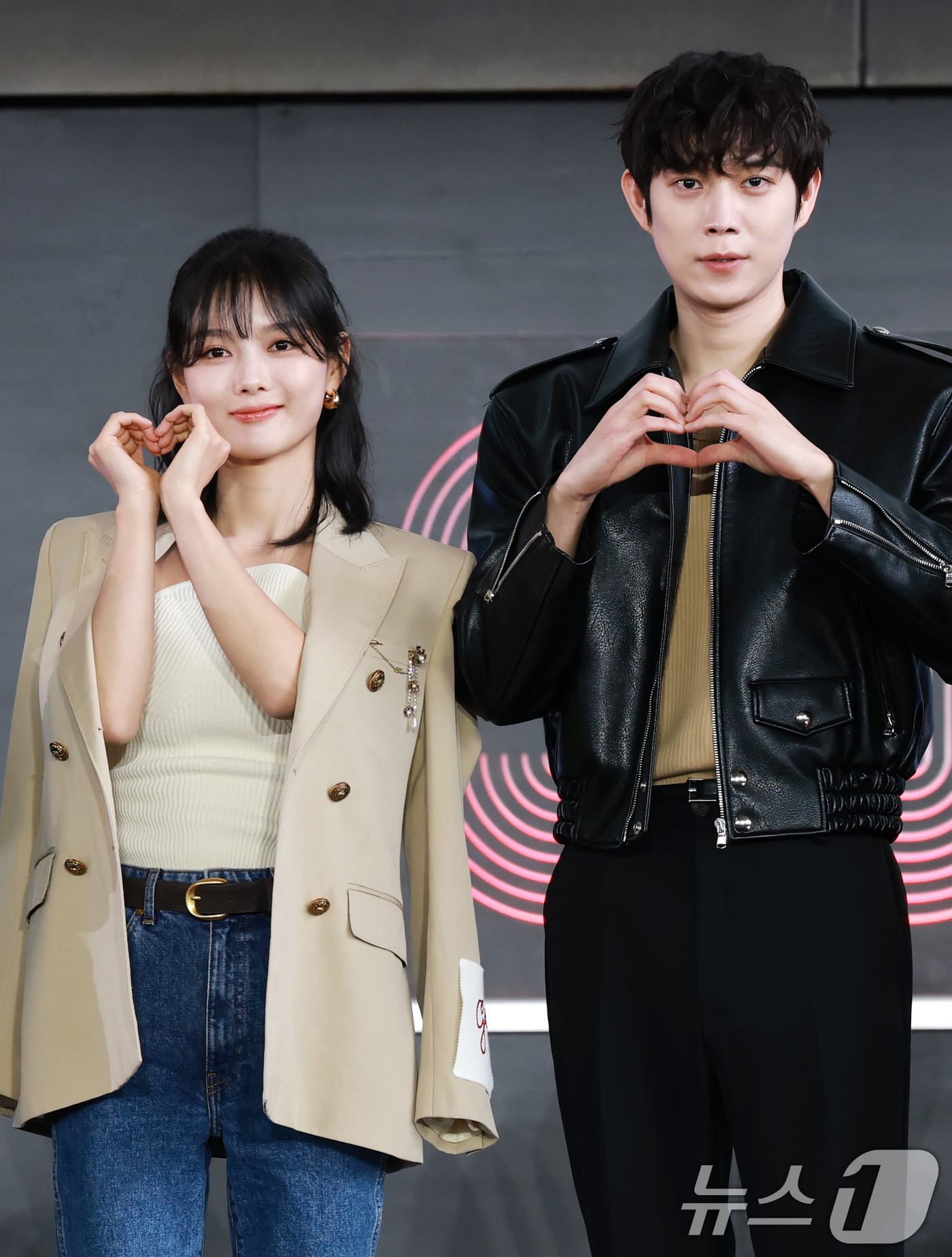 (부산=뉴스1) 권현진 기자 = 배우 김유정과 김영대(오른쪽)가 19일 오후 부산광역시 해운대구 영화의 전당에서 열린 '제30회 부산국제영화제(BIFF)' '친애하는 x' 야외무대 …