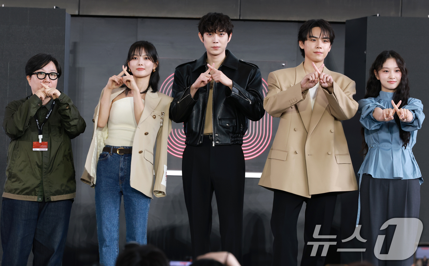 (부산=뉴스1) 권현진 기자 = 김륜희 CP(왼쪽부터)와 배우 김유정, 김영대, 김도훈, 김이경이 19일 오후 부산광역시 해운대구 영화의 전당에서 열린 '제30회 부산국제영화제(B …