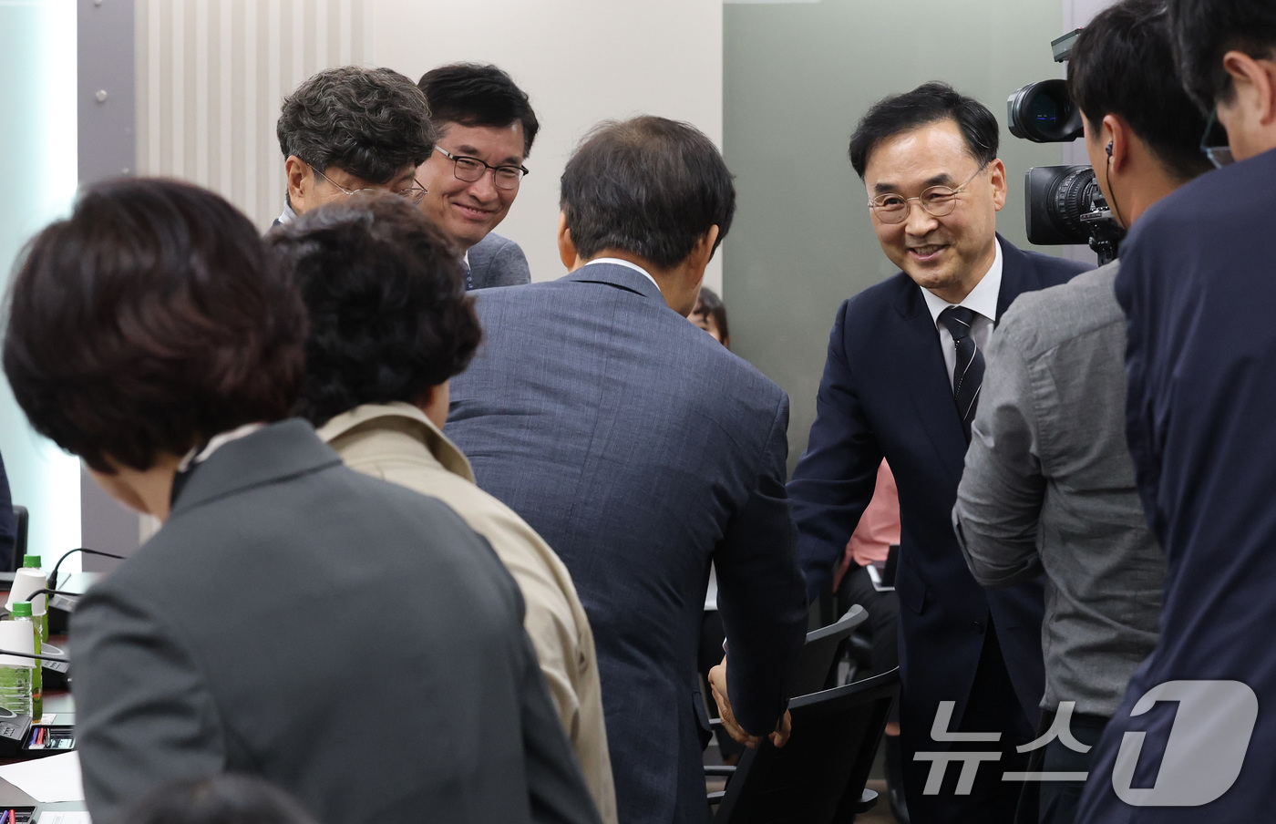 (서울=뉴스1) 임세영 기자 = 차정인 국가교육위원회 위원장이 19일 서울 종로구 정부서울청사에서 열린 국가교육위원회 제60차 전체회의에서 참석자들과 인사를 나누고 있다. 2025 …