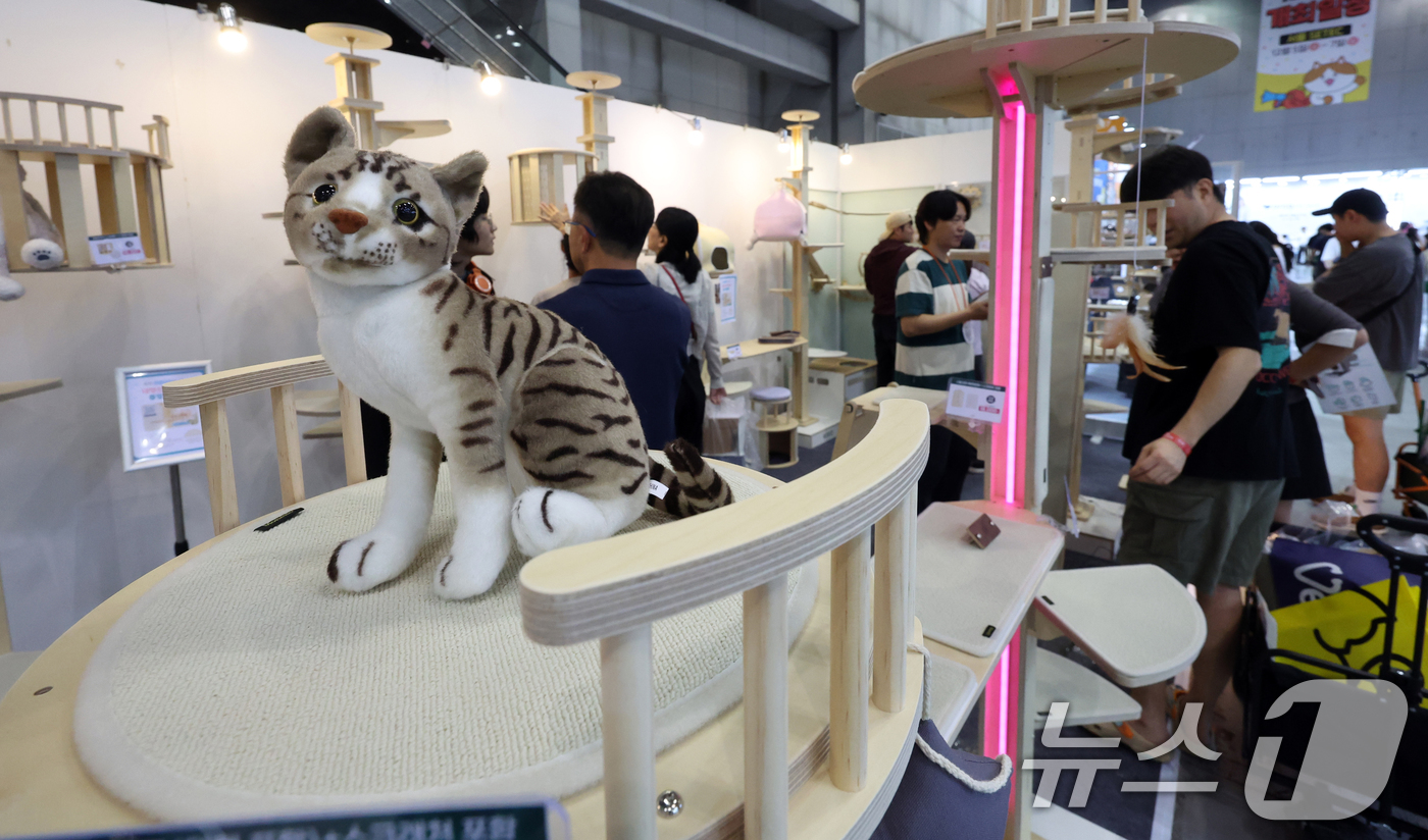 (고양=뉴스1) 김명섭 기자 = 19일 경기도 고양시 킨텍스 제2전시장에서 열린 고양이 산업 전문 박람회 '2025 궁디팡팡 캣페스타'에서 관람객들이 다양한 고양이 관련 제품을 살 …