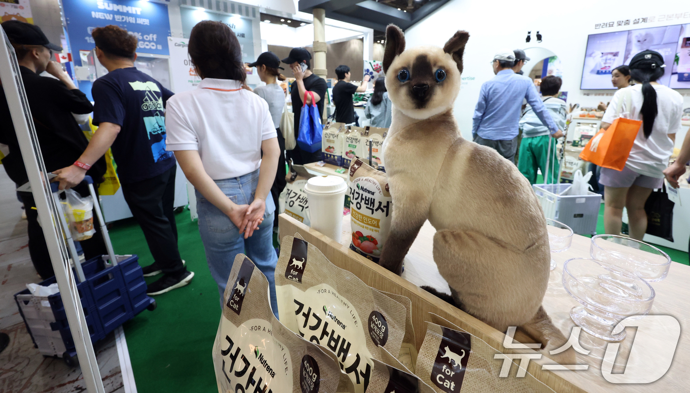 (고양=뉴스1) 김명섭 기자 = 19일 경기도 고양시 킨텍스 제2전시장에서 열린 고양이 산업 전문 박람회 '2025 궁디팡팡 캣페스타'에서 관람객들이 다양한 고양이 관련 제품을 살 …