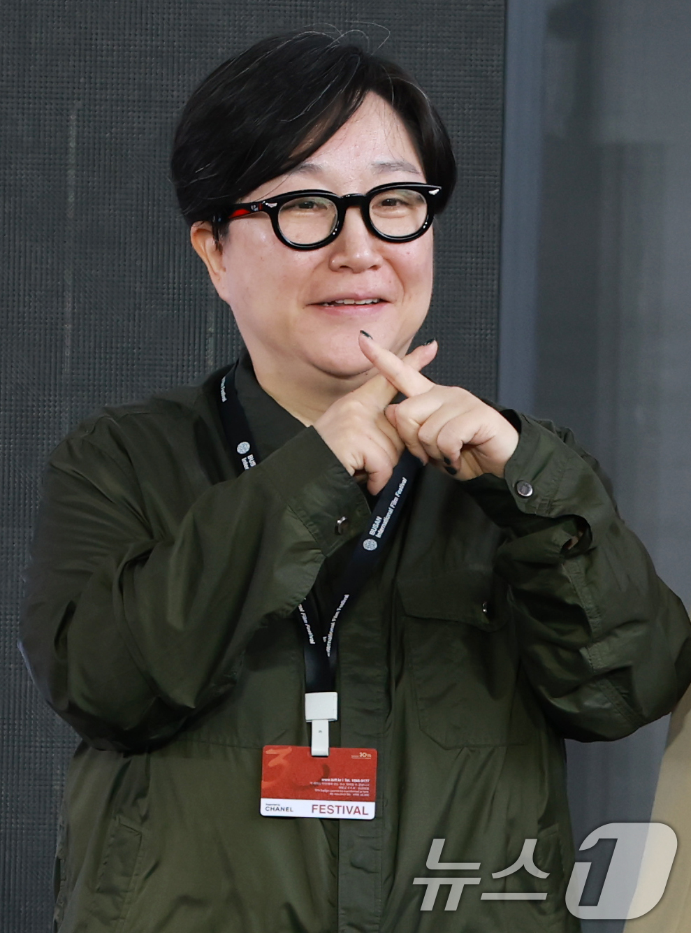 (부산=뉴스1) 권현진 기자 = 김륜희 CP가 19일 오후 부산광역시 해운대구 영화의 전당에서 열린 '제30회 부산국제영화제(BIFF)' '친애하는 x' 야외무대인사에 참석해 포즈 …