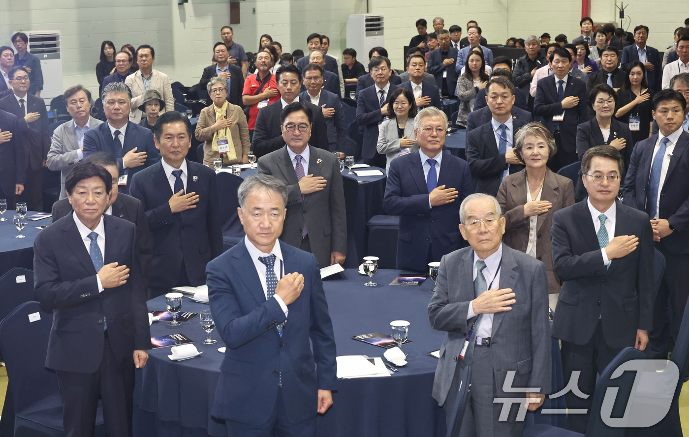 (서울=뉴스1) 국회사진기자단 = 문재인 전 대통령과 김정숙 여사, 정청래 더불어민주당 대표, 우원식 국회의장 등이 19일 경기 파주시 케프그리브스 에서 열린 9.19 평양공동선언 …