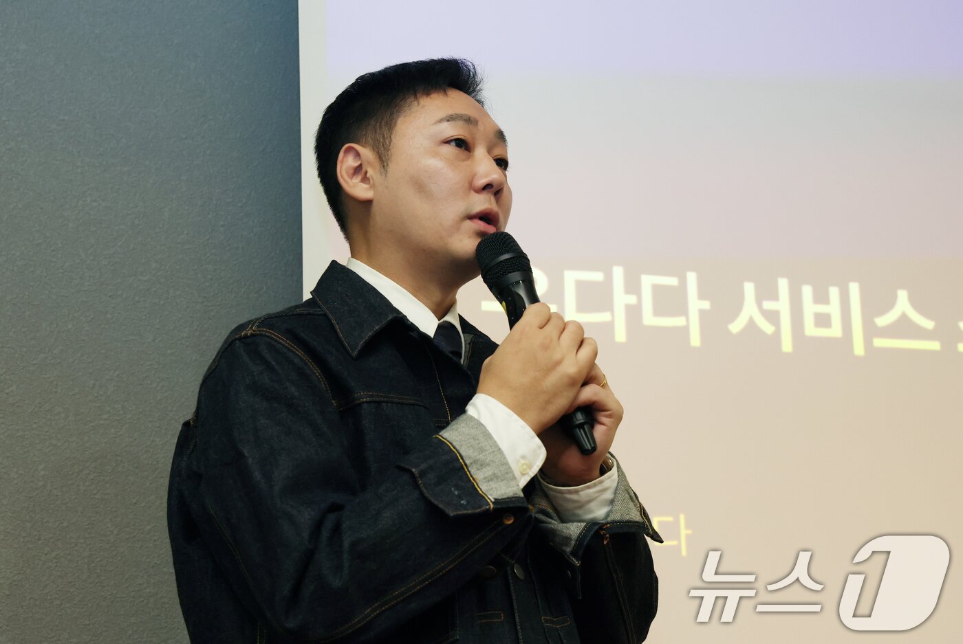 본문 이미지 - 19일 경기 성남시 분당구 판교스타트업캠퍼스에서 열린 반려동물 산업 육성 협의회 제16회 IR데이에서 반려동물 펫푸드 화식기업 우다다의 박양세 대표가 기업 설명을 하고 있다. 2025.9.19/뉴스1 ⓒ News1 김영운 기자