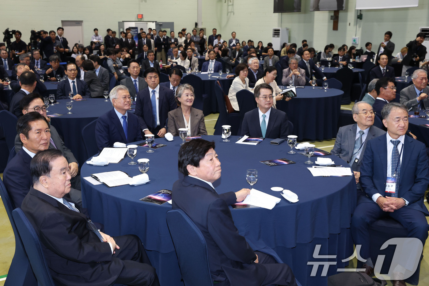 (서울=뉴스1) 국회사진기자단 = 문재인 전 대통령 부부와 우원식 국회의장, 정청래 더불어민주당 대표 등 내빈들이 19일 오후 경기 파주 캠프그리브스에서 열린 9·19 평양공동선언 …